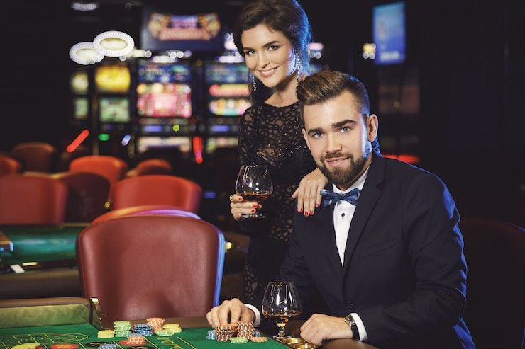 Papan permainan Monopoly Live dengan miniatur pemain dan dadu virtual